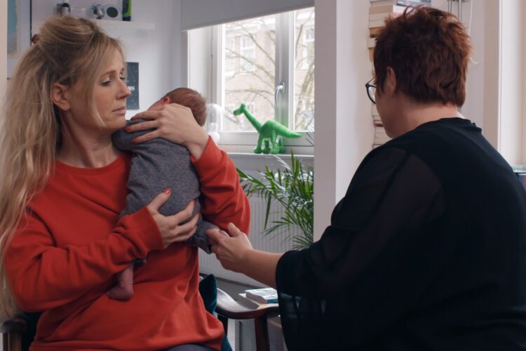 De hielprik wordt thuis afgenomen bij pasgeboren baby's.