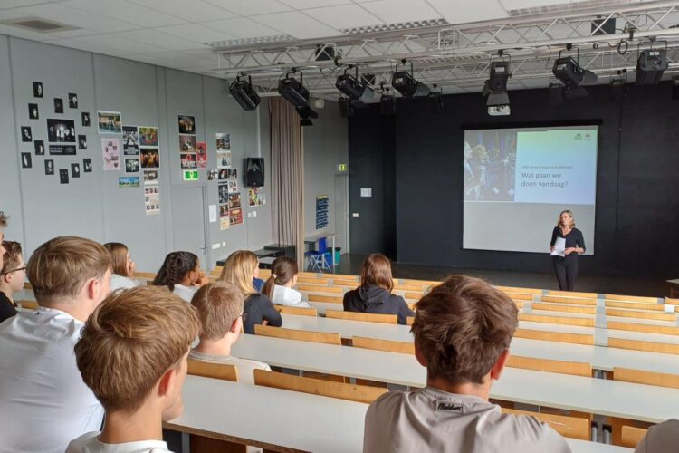 Vrijwilliger geeft les in de collegezaal
