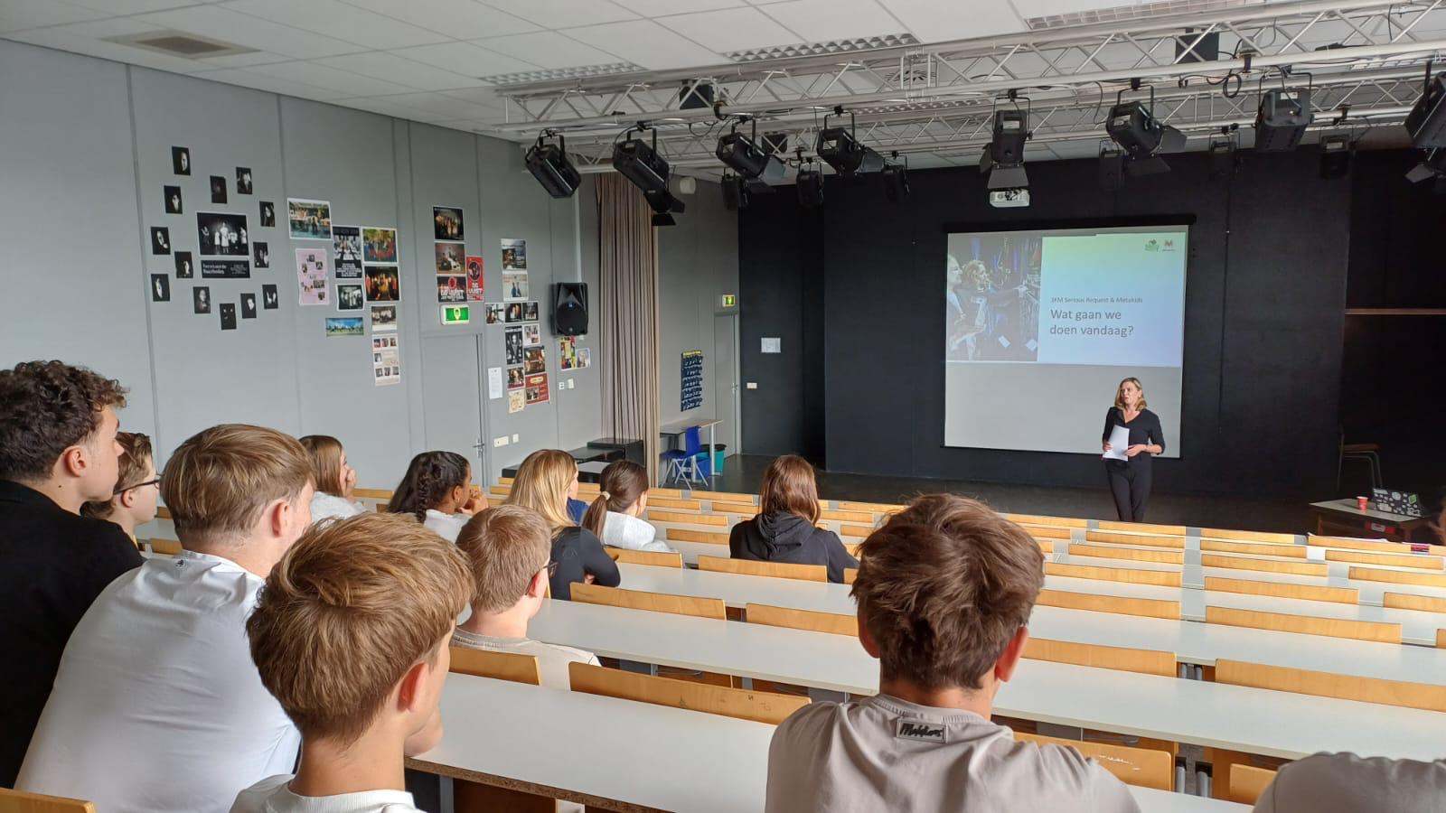 Vrijwilliger geeft les in de collegezaal